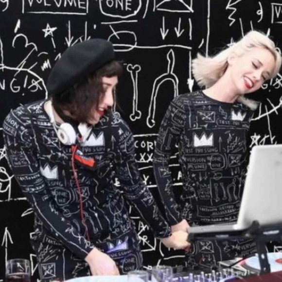 🎀SOLD🎀Alice + Olivia x Basquiat Graffiti Delaina Crop Top - Picture 2 of 9